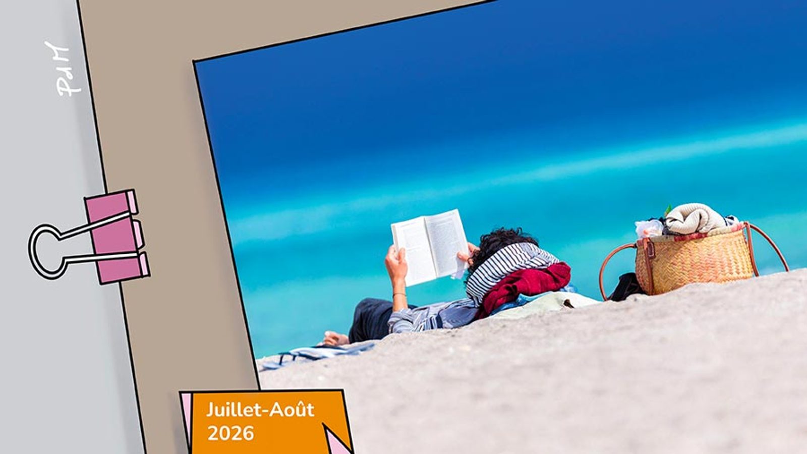 Personne lisant un livre seul sur une plage au bord de la mer turquoise, évoquant la solitude contemplative et la paix intérieure.