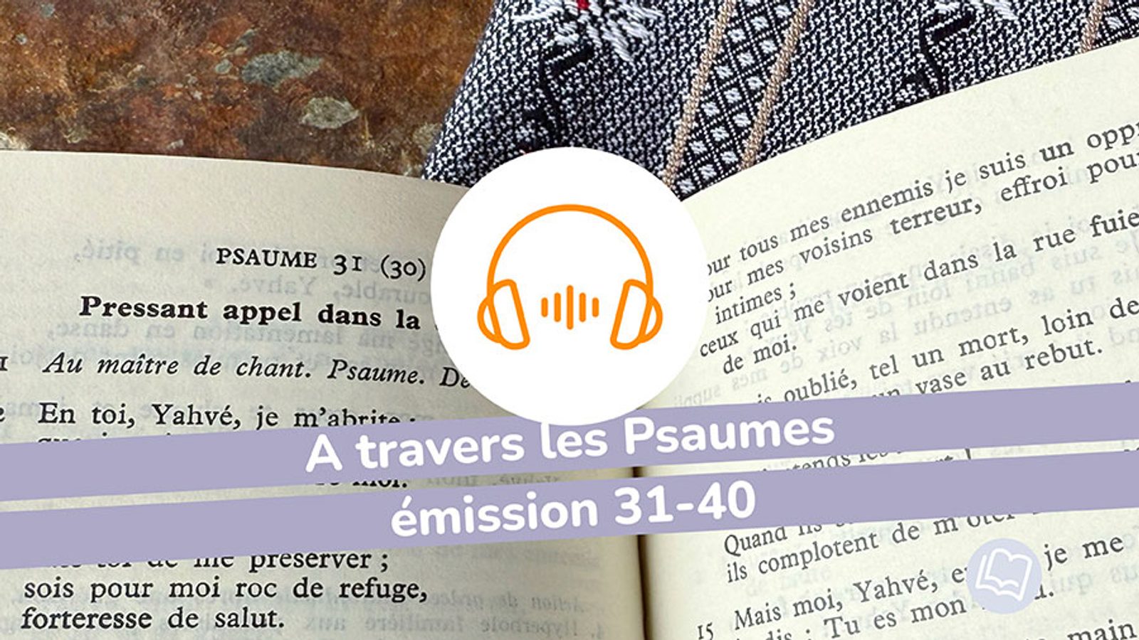 Livre des Psaumes ouverte avec une icône de casque audio
