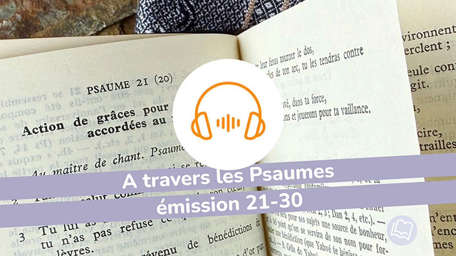 Bible ouverte à un psaume avec une icône de casque audio

