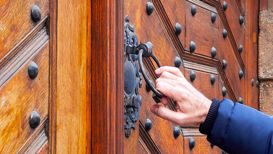 Porte ouverte ou porte fermée ?