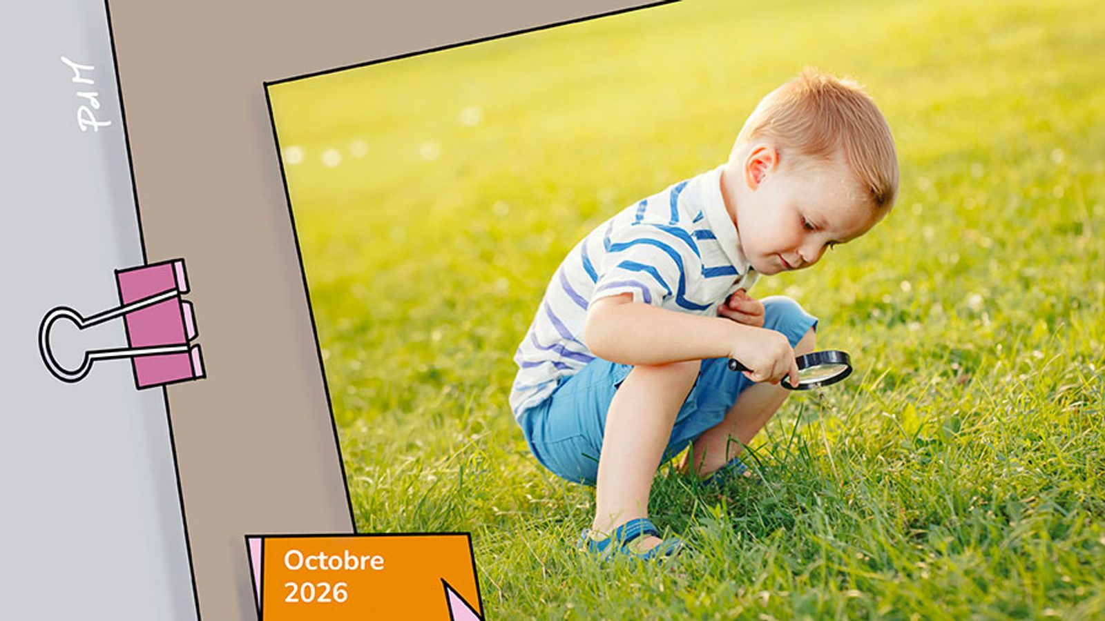 Petit garçon accroupi dans l’herbe, observant attentivement quelque chose à travers une loupe.