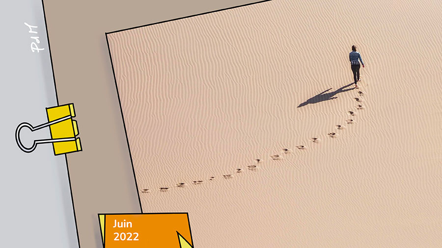 La grandeur des petits pas - Une femme qui marche dans le sable, laissant des traces